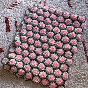 Hand Made Vintage Daisy Pattern Throw 5’x4’